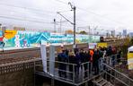 Mural przy stacji kolejowej Warszawa Zachodnia – element kampanii „Bezpieczny Przejazd”
