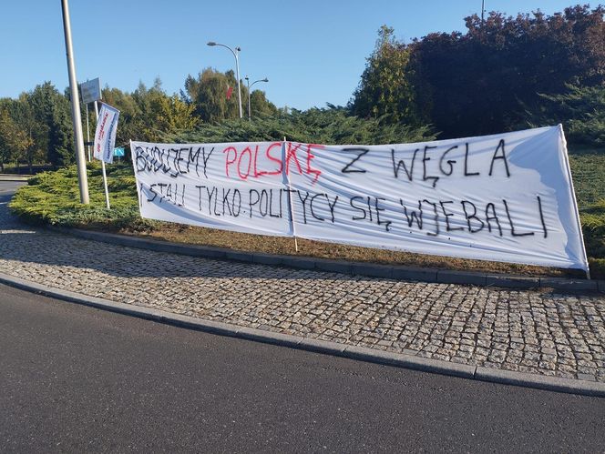 Protest górników w Jastrzębiu-Zdroju. Blokują kluczowe rondo i główne drogi