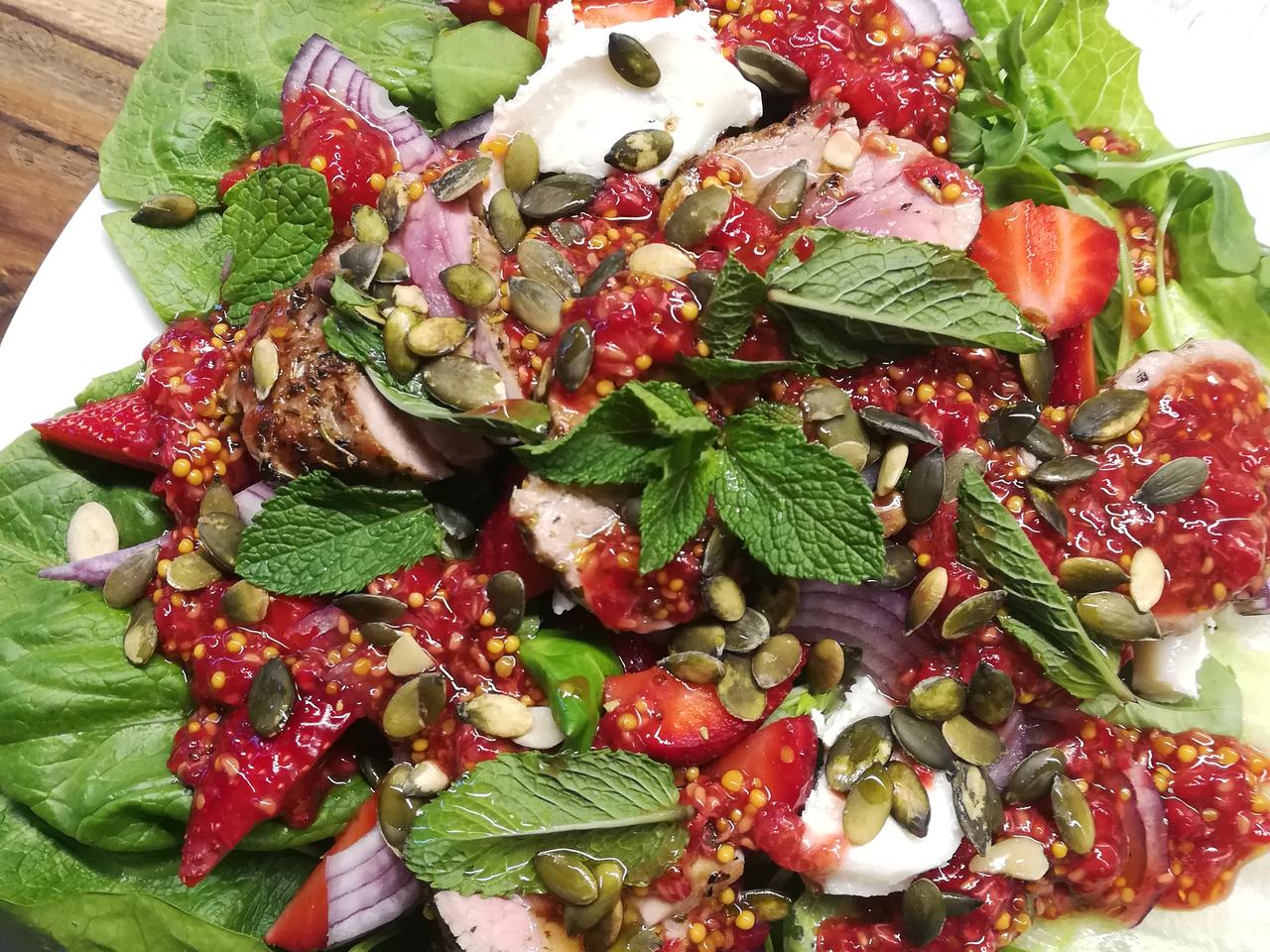 Urzekająca sałatka z polędwiczką wieprzową i truskawkami w sosie malinowym – przepis Darii Ładochy