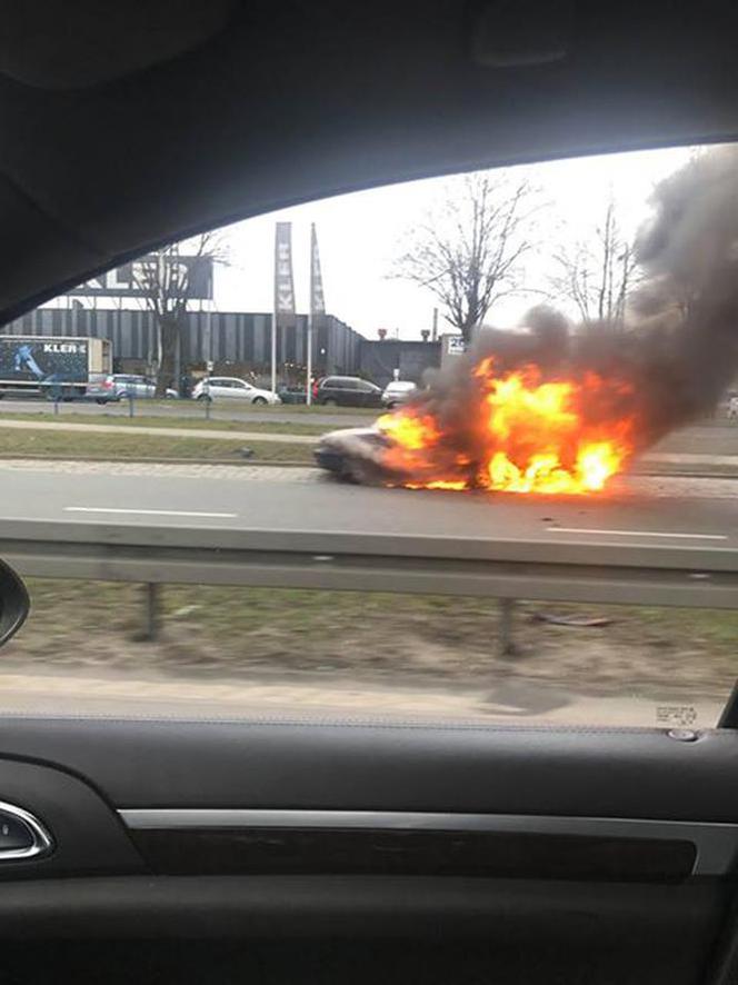Płonie samochód w Katowicach! Co się stało? [ZDJĘCIA]