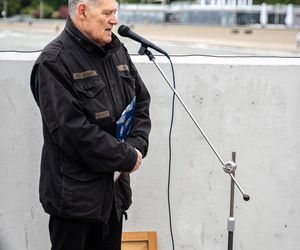 Tablica upamiętniająca Bohdana Sienkiewicza na Alei Żeglarzy w Gdyni