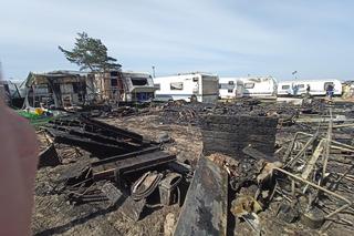 Pożar na kempingu w Jastarni! Turyści musieli uciekać od szalejącego ognia. Spłonęły dwie przyczepy
