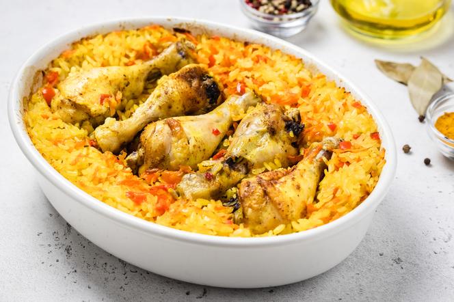 Pałki kurczaka z ryżem: najłatwiejszy przepis na dwa dania w jednym