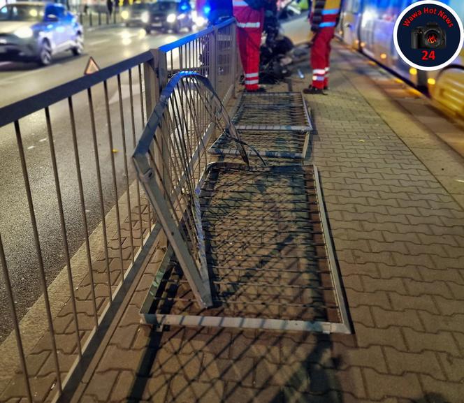 Koszmarne zderzenie audi, volvo i tramwaju. Totalna demolka na przystanku