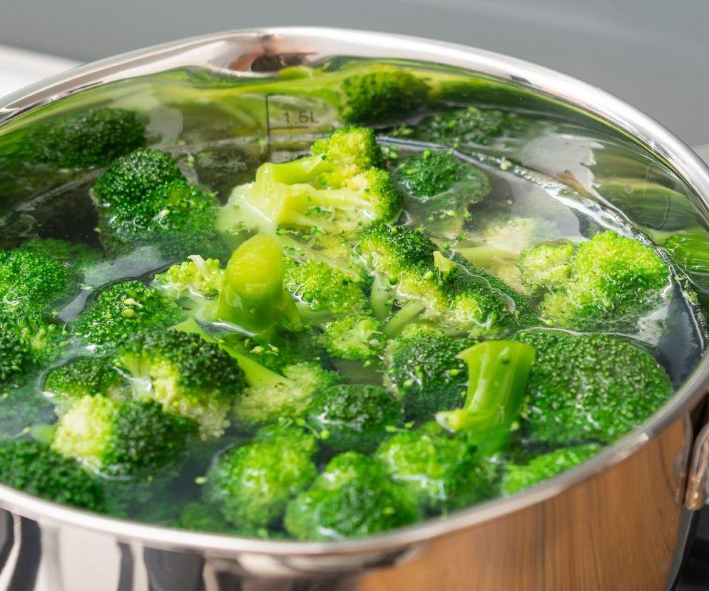 jak ugotować brokuły, żeby nie straciły koloru