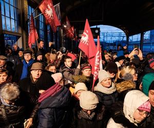 Paderewski przybył do Poznania; tłum mieszkańców na inscenizacji przyjazdu kompozytora do stolicy Wielkopolski