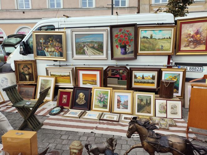 Wyjątkowe antyki ponownie zagościły na Placu Zamkowym w Lublinie. Tak wygląda wrześniowa Lubelska  Giełda Staroci [GALERIA]