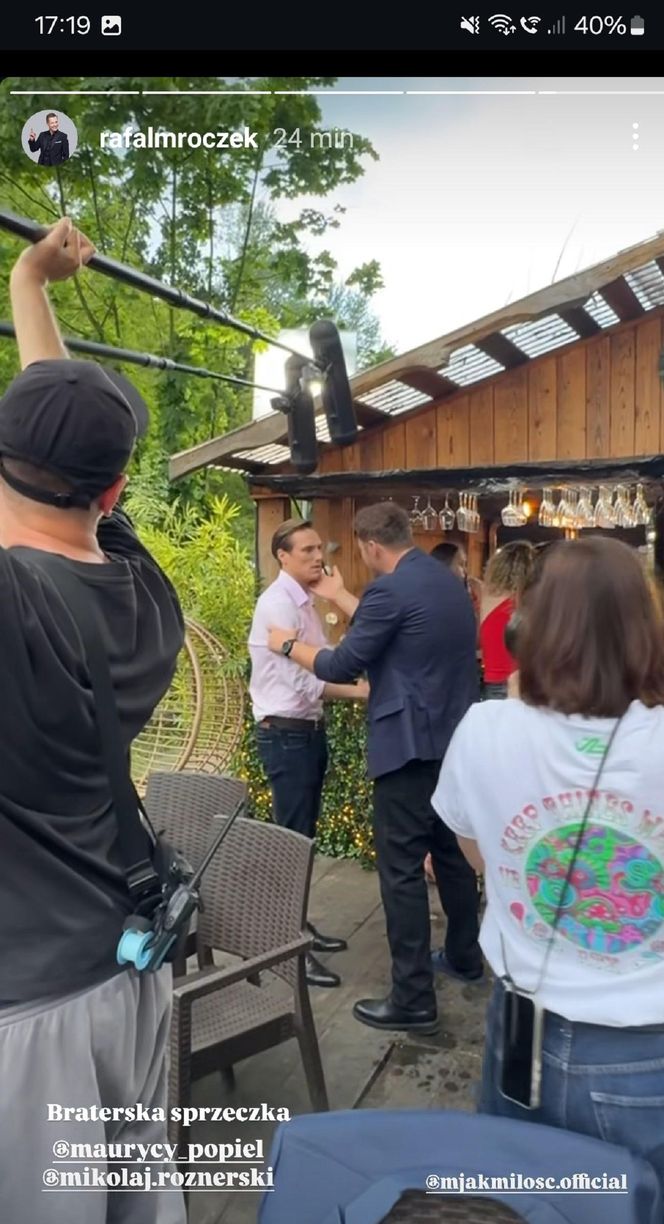 	M jak miłość nowy sezon po wakacjach. Olek (Maurycy Popiel), Marcin (Mikołaj Roznerski) na planie