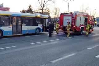 Spadł z kładki na autobus. Jak mogło do tego dojść?