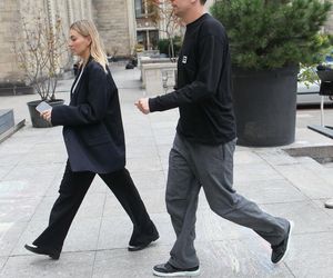 Wojciech Szczęsny z dziećmi na premierze filmu o sobie