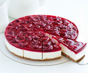 Sernik na zimno: prosty przepis na sernik z serka homogenizowanego