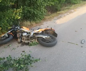 Śmiertelny wypadek motocyklisty. Wyskoczył z jezdni i wjechał w dwa drzewa. Zginął na miejscu