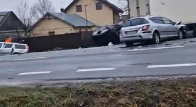 W karambolu na DK2 uczestniczyła ciężarówka i pięć aut osobowych