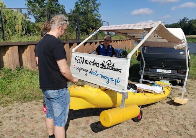 Pan Stanisław wyruszył na podróż kajakiem do Szczecina. 75-latek przepłynie 420 km dla Piotrka Kozyry!