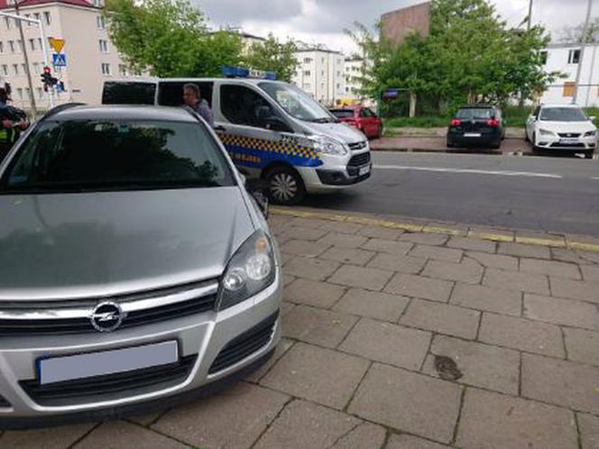 Furiat uszkodził zaparkowane auto