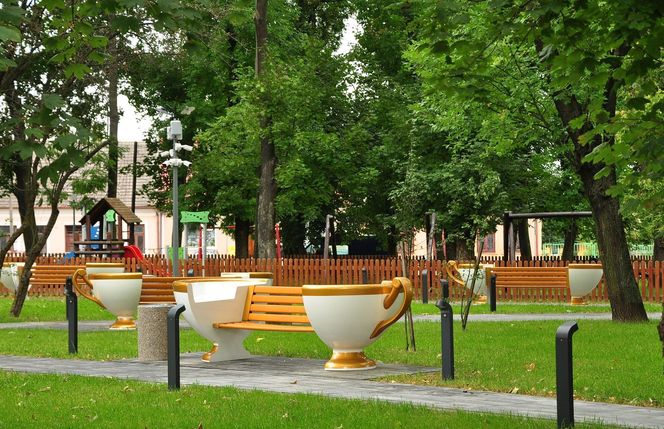 Ławki w kształcie filiżanek w okolicy rynku