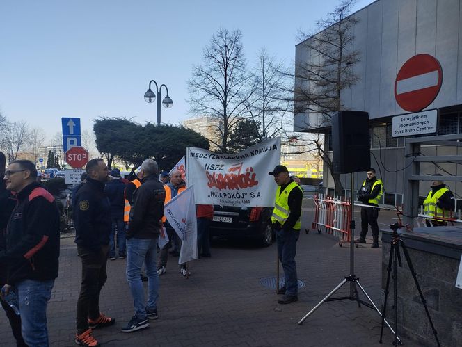 Protest hutników pod Węglokoksem w Katowicach. "Co innego nam mówią, a co innego robią"