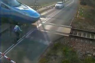 Rowerzysta wjechał w pociąg Pendolino! Wypadek nagrał monitoring