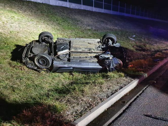  Dwie osoby trafiły do szpitala po dachowaniu na autostradzie