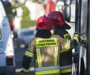 Płonąca hulajnoga elektryczna w Katowicach. Policjant musiał ewakuować mieszkańców