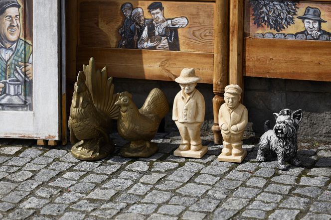 Cała na biało Maria Pakulnis szaleje z sierpem w Lubomierzu. Renata Dancewicz tym razem na spokojnie