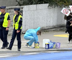 Żółto-niebieska niespodzianka dla rosyjskich dyplomatów. Barwy Ukrainy na asfalcie przed ambasadą Rosji