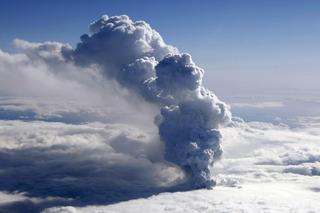 Pył wulkaniczny z wulkanu Eyjafjalla na Islandii 