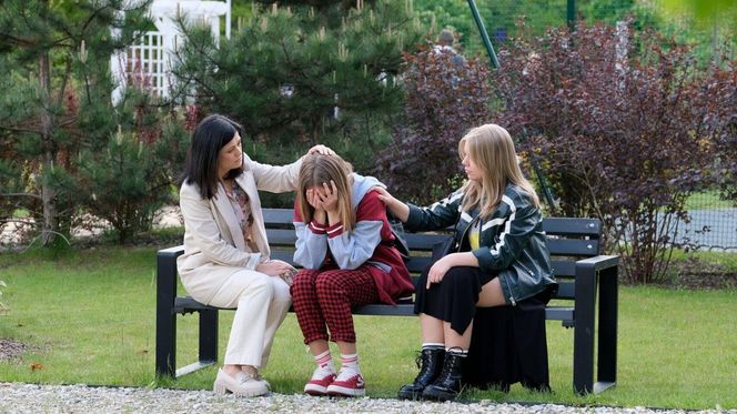 M jak miłość odc. 1885. Sara (Nadia Smyczek), Lenka (Olga Cybińska), Kinga (Katarzyna Cichopek)