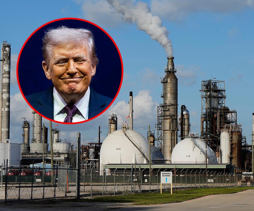 Kombinowany obraz rafinerii ropy naftowej z dymiącymi kominami i zbiornikami, na tle której w okręgu widnieje uśmiechnięta twarz Donalda Trumpa. Grafika symbolizuje wpływ decyzji politycznych na rynek energetyczny, o czym przeczytasz na Super Biznes.