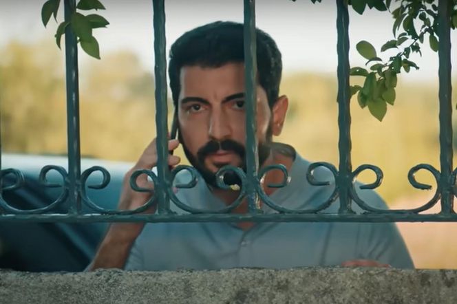 Człowiek Idrisa obserwuje rezydencję 