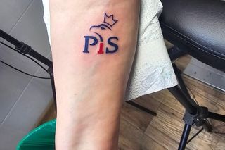 Seniorka z Rzeszowa zrobiła tatuaż z logiem PiS. W sieci zawrzało! 
