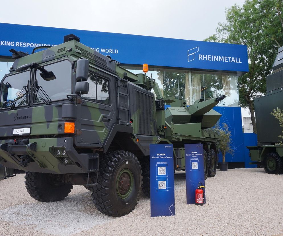 System przeciwlotniczy Skynex na podwoziu ciężarówki wojskowej. O nowym zamówieniu Rheinmetall przeczytasz na SE Portal Obronny.