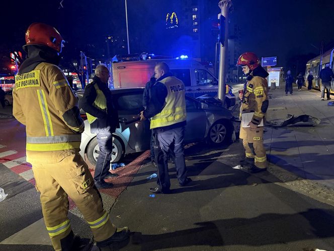 Jechał z żoną i dzieckiem, wylądował na słupie. Próbował zrzucić winę na ukochaną. Alkomat oszalał