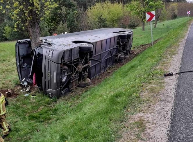 Wypadek autobusu pod Siedlcami. Droga zablokowana, są ranni