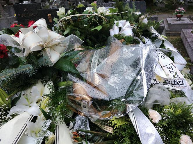 Tragedia w Salisbury. Zamordowane kobiety pochowane w Tarnowie. Grobu nie widać spod kwiatów