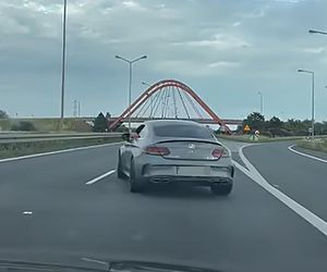 Kierowca mercedesa terroryzuje innych kierowców na autostradzie A4