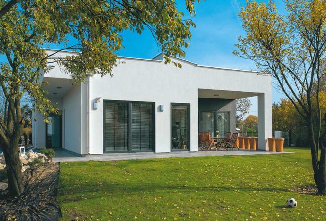 Parterowy dom modernistyczny. Płaski dach, duże przeszklenia i prosta bryła