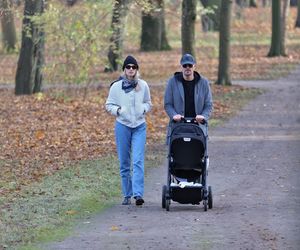 Krzysztof Ibisz z rodziną na spacerze