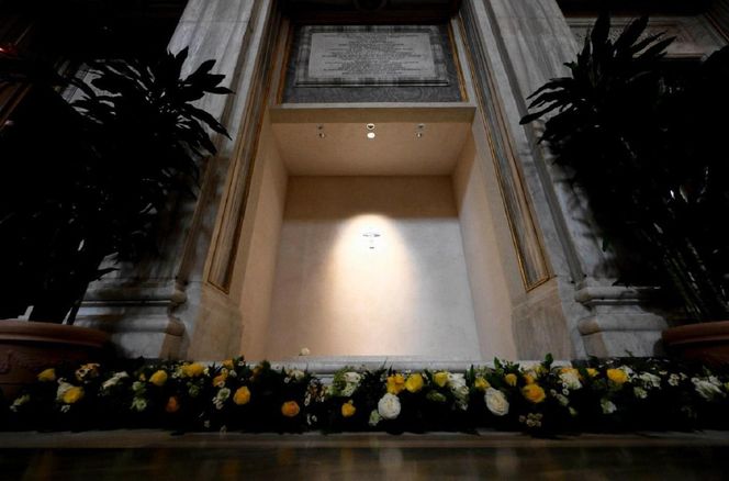 Kolegium Kardynalskie modliło się przy grobie papieża Franciszka