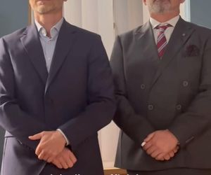 M jak miłość. Andrzej Budzyński (Krystian Wieczorek), Adam Werner (Jacek Kopczyński)) na planie