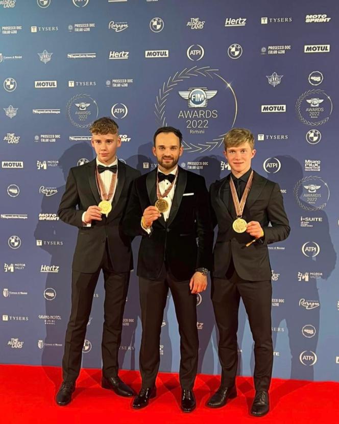 Bartosz Zmarzlik (na środku) i Mateusz Cierniak (po prawej) oficjalnie ze złotymi medalami IMŚ 2022