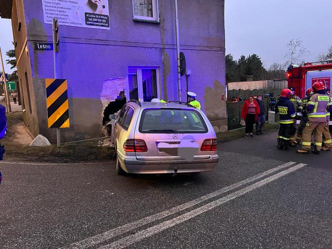 Samochód niemal zaparkowany w salonie. Niebezpieczny wypadek w Miliczu [ZDJĘCIA]