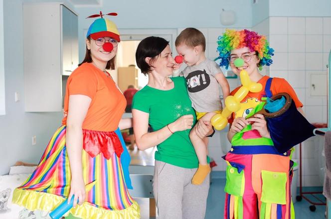 Fundacja Dr Clown prowadzi terapię śmiechem