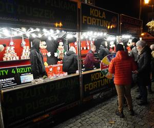 Ciężarówka Coca-cola w Białymstoku! Świąteczna atrakcja przyciągnęła tłumy mieszkańców na Rynek Kościuszki