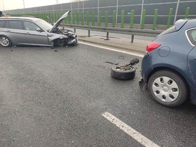 Karambol na trasie krajowej w Cedzynie koło Kielc! Zderzyło się ponad 30 samochodów, są ranni!