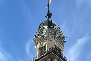 Zamarznięty śnieg zatrzymał zegar na wieży ratuszowej w Nowym Sączu 