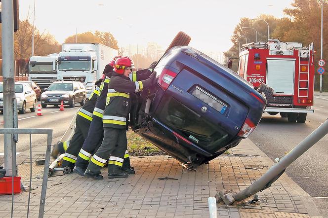 Tir na barierkach, skoda na dachu