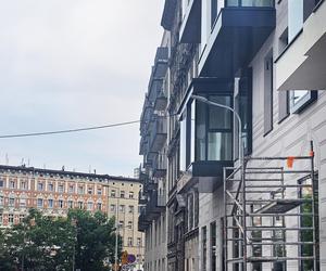 Nowa Kurkowa we Wrocławiu - zdjęcia elewacji i wnętrz budynku w trakcie prac wykończeniowych