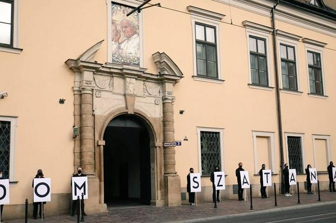 Kraków: Kuria i dom szatana. Szokujący protest! Policja ruszyła do akcji 