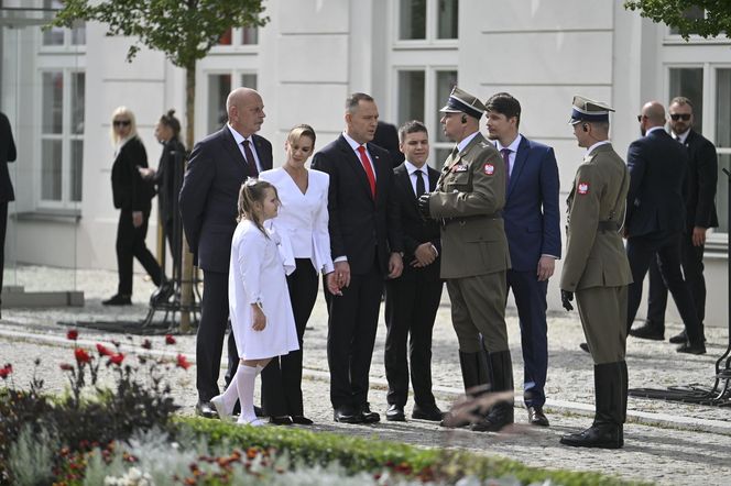 Przejście do Pałacu Prezydenckiego. Pierwsza dama się przebrała 